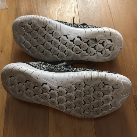 Nike Flyknit Free size 5.5! - Picture 2 of 3